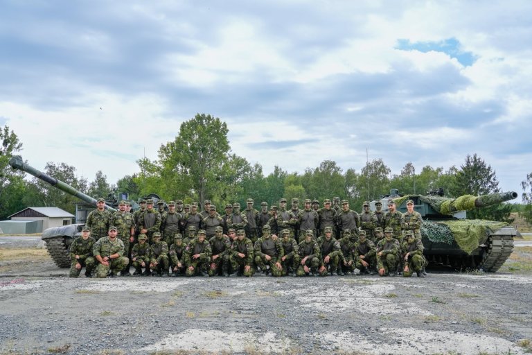 Vojíni s tanky Leopard 2A4, T-72 M4CZ