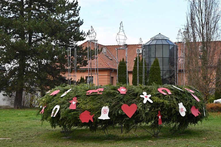 Adventní věnec byl nazdoben než napadl sníh