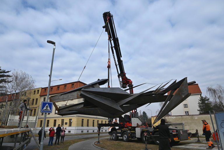 A vrchní díl sochy už se přesouvá na místo určení