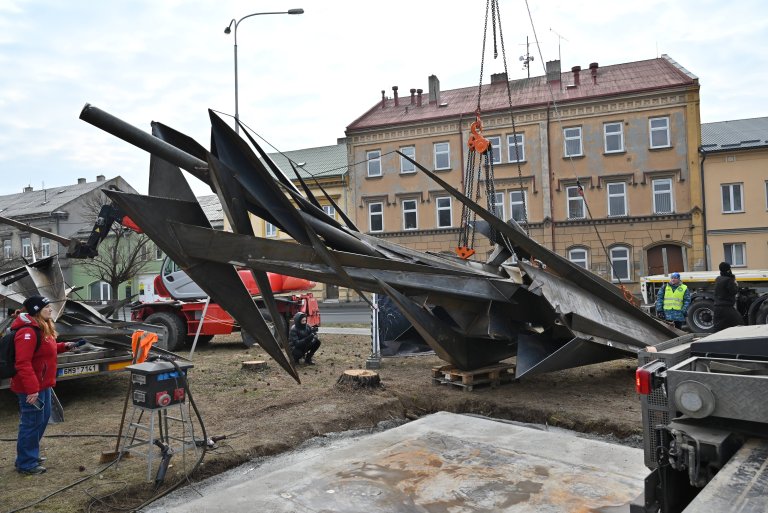 Díl je podložen, aby čáp neryl zobákem do země