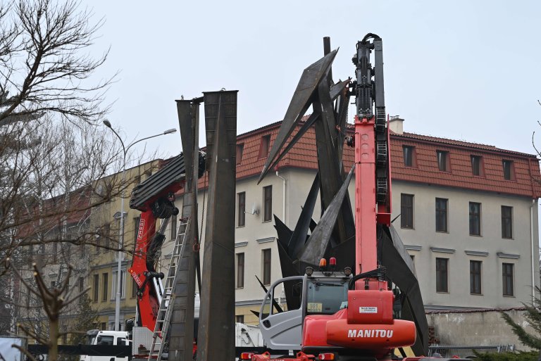 Ve čtvrtek ráno dorazily nohy i samotné hnízdo a začala finální kompletace