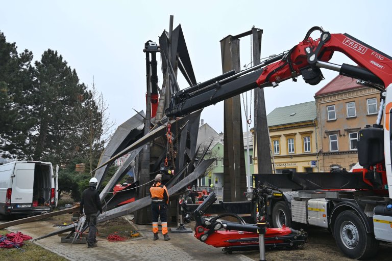 Ve čtvrtek ráno dorazily nohy i samotné hnízdo a začala finální kompletace