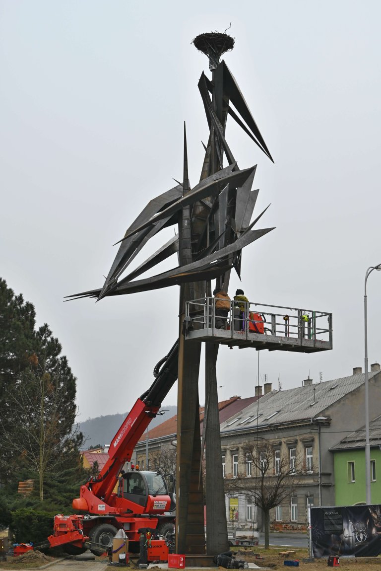 Odpoledne již stál  čáp "na vlastních"